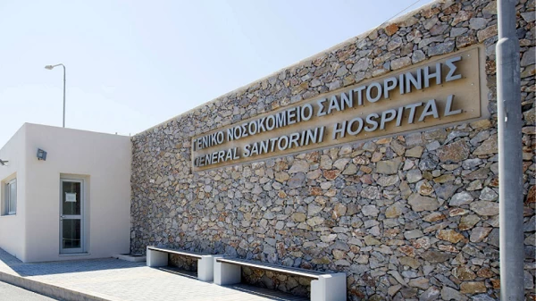 Θλίψη στο Νοσοκομείο Σαντορίνης: Γιατρός πέθανε από έμφραγμα εν ώρα υπηρεσίας